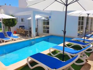 Bazén v ubytovaní Ferienhaus in Can Picafort, nahe Playa de Muro, 4 x Schlafzimmer mit Bad alebo v jeho blízkosti