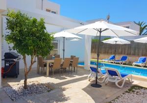Bazén v ubytovaní Ferienhaus in Can Picafort, nahe Playa de Muro, 4 x Schlafzimmer mit Bad alebo v jeho blízkosti