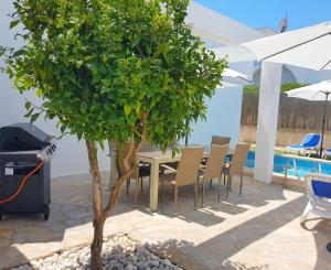 Bazén v ubytovaní Ferienhaus in Can Picafort, nahe Playa de Muro, 4 x Schlafzimmer mit Bad alebo v jeho blízkosti