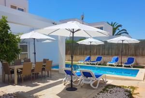 Bazén v ubytovaní Ferienhaus in Can Picafort, nahe Playa de Muro, 4 x Schlafzimmer mit Bad alebo v jeho blízkosti