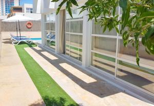 Bazén v ubytovaní Ferienhaus in Can Picafort, nahe Playa de Muro, 4 x Schlafzimmer mit Bad alebo v jeho blízkosti