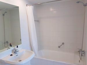 Kúpeľňa v ubytovaní Ferienhaus in Can Picafort, nahe Playa de Muro, 4 x Schlafzimmer mit Bad
