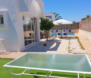 Bazén v ubytovaní Ferienhaus in Can Picafort, nahe Playa de Muro, 4 x Schlafzimmer mit Bad alebo v jeho blízkosti