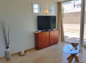 Televízia a/alebo spoločenská miestnosť v ubytovaní Ferienhaus in Can Picafort, nahe Playa de Muro, 4 x Schlafzimmer mit Bad