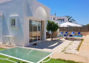 Bazén v ubytovaní Ferienhaus in Can Picafort, nahe Playa de Muro, 4 x Schlafzimmer mit Bad alebo v jeho blízkosti
