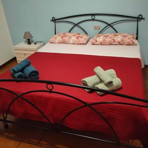 - un lit avec 2 serviettes et 2 oreillers dans l'établissement Villetta Giardino degli Ulivi, à Ortona