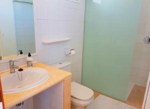Kúpeľňa v ubytovaní Ferienhaus in Can Picafort, nahe Playa de Muro, 4 x Schlafzimmer mit Bad