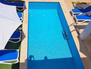Bazén v ubytovaní Ferienhaus in Can Picafort, nahe Playa de Muro, 4 x Schlafzimmer mit Bad alebo v jeho blízkosti