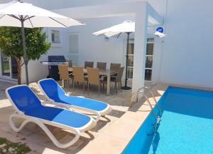 Bazén v ubytovaní Ferienhaus in Can Picafort, nahe Playa de Muro, 4 x Schlafzimmer mit Bad alebo v jeho blízkosti