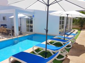 Bazén v ubytovaní Ferienhaus in Can Picafort, nahe Playa de Muro, 4 x Schlafzimmer mit Bad alebo v jeho blízkosti