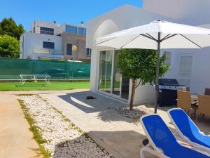 Bazén v ubytovaní Ferienhaus in Can Picafort, nahe Playa de Muro, 4 x Schlafzimmer mit Bad alebo v jeho blízkosti