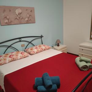 - une chambre avec un lit doté d'un ours en peluche dans l'établissement Villetta Giardino degli Ulivi, à Ortona