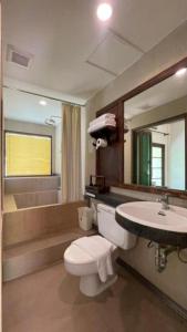 Baan Panwa Resort في شاطئ بنوا: حمام مع مرحاض ومغسلة ومرآة