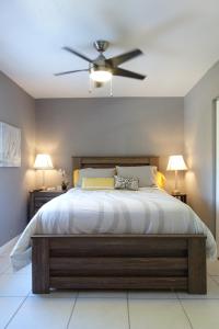 Un dormitorio con una cama con ventilador de techo. en Miami Beach Villa with Sparkling Pool! Sleeps 10+!, en North Miami Beach