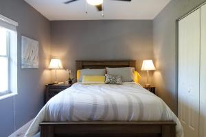 een slaapkamer met een groot bed met 2 lampen bij Miami Beach Villa with Sparkling Pool! Sleeps 10+! in North Miami Beach