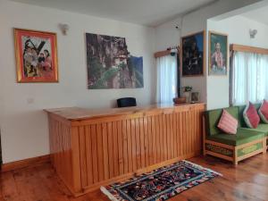 パロにあるNirvana Lodgeの木製の表彰台(緑の椅子付)が備わる客室です。