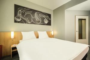 Rúm í herbergi á Ibis Vienna Airport