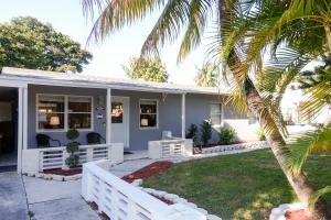 una casa con una cerca blanca y una palmera en Miami Beach Villa with Sparkling Pool! Sleeps 10+!, en North Miami Beach