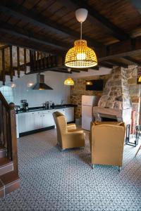 BeceñaにあるApartamentos La Cabaña del Cerro Altoのキッチン(椅子2脚、テーブル付)