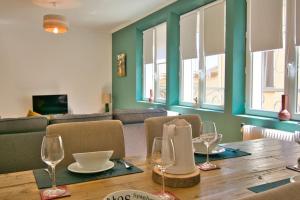 une salle à manger avec une table et des verres à vin dans l'établissement Maison de charme centre Lézignan-C. avec terrasse, à Lézignan-Corbières