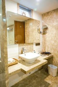 y baño con lavabo blanco y espejo. en Hotel Winway, en Indore