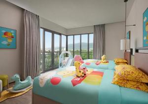ein Kinderschlafzimmer mit einem Bett mit Spielzeug darauf in der Unterkunft Sanya Marriott Yalong Bay Resort & Spa in Sanya