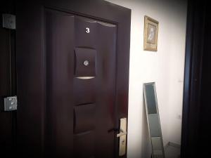una puerta en una habitación con un espejo al lado en Centrally Apartment - Xanthi, en Xanthi