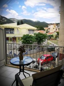 balcón con mesa y vistas a la calle en Centrally Apartment - Xanthi, en Xanthi