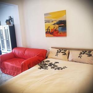 sala de estar con cama y sofá rojo en Centrally Apartment - Xanthi, en Xanthi