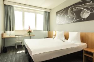 Rúm í herbergi á Ibis Vienna Airport