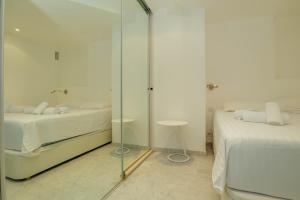 um quarto com 2 camas e uma parede de vidro em « La Grande Résidence » Vue Mer, Piscine em Menton
