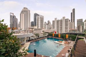 uma piscina no topo de um edifício com uma cidade em The Westin Grande Sukhumvit, Bangkok em Banguecoque
