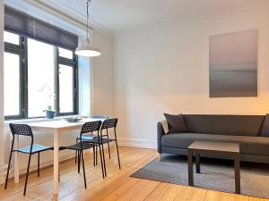 哥本哈根的住宿－Two Bedroom Apartment In Copenhagen, Brohusgade 16,，客厅配有桌椅和沙发