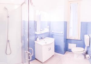 y baño con aseo, lavabo y ducha. en Liguria Terrace, en Olbia