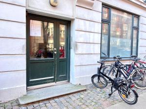 dos bicicletas estacionadas frente a la puerta de una tienda en Two Bedroom Apartment In Copenhagen, Brohusgade 16,, en Copenhague