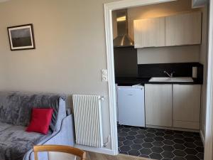 Ett kök eller pentry på Studio Le Home Varaville, 1 pièce, 4 personnes - FR-1-487-256