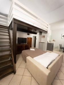 um quarto com uma cama grande e uma escada em Carega City Center Apartment em Verona