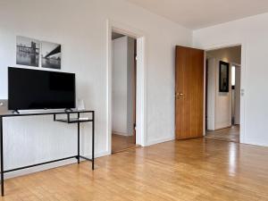un soggiorno con TV a schermo piatto su un tavolo di Two Bedroom Apartment In Glostrup, Hovedvejen 182, a Glostrup