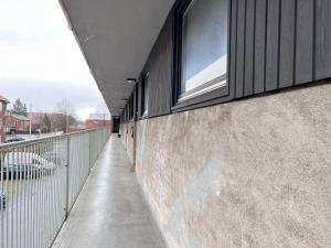 a hallway with windows on the side of a building at Two Bedroom Apartment In Glostrup, Hovedvejen 182, in Glostrup