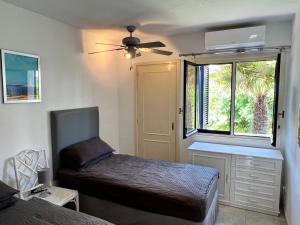 1 dormitorio con cama y ventana en Newly Renovated 2 Bedroom Beachfront House en Sitio de Calahonda