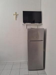 Elle comprend un petit réfrigérateur et une télévision. dans l'établissement Apartments Ganic, à Tribunj