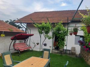 皮罗特Vila Mir的一个带红色椅子和桌子的庭院