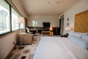 une chambre d'hôtel avec un lit et une télévision dans l'établissement The Westin Grande Sukhumvit, Bangkok, à Bangkok