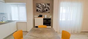 uma cozinha com uma mesa e cadeiras amarelas numa cozinha em Nice House em Atessa