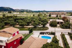 een luchtzicht op een resort met een zwembad en gebouwen bij Rahes Villa with Private Pool in Zakynthos