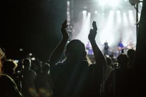 una folla di persone che si trovano davanti a un concerto di Chalet Lumière - LaGodille Prestige - 16 personnes - Pra Loup a Uvernet