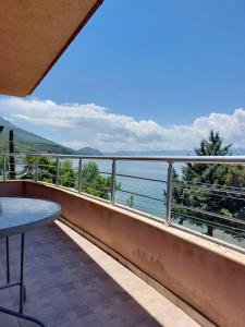 - un balcon avec vue sur l'eau dans l'établissement PS Apartments - Peshtani, à Pechtani