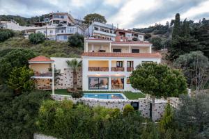 una casa su una collina con piscina di Vista Mare Villa by Estia a Rodhiá