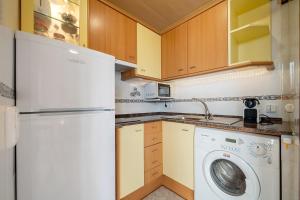 La cuisine est équipée d'un réfrigérateur et d'un lave-linge. dans l'établissement Hauzify I Apartament Parera, à Platja d'Aro