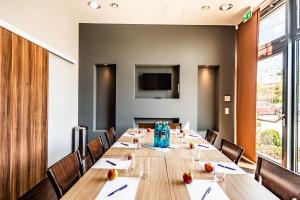 a conference room with a long table and chairs at Premier Inn Nürnberg City Centre in Nuremberg